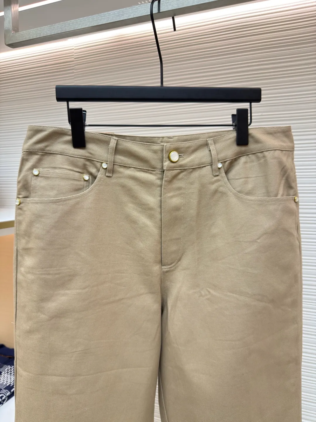 LOUIS VUITTON slub martin trousers ●Authentic product: purchased and developed for 10800 ●Item number: 1680309-B50 ●Fabric: small martin yarn-dyed fabric ●Technology: made on positioning cutting machine ●Version: fitted version ●Weight: about 560 grams ●Size: 44-46-48-50 ●Description: The fabric is made of Little Martin yarn-dyed fabric, the warp and weft yarns are 7s+7s double-twisted, the fabric is made of long lathe dyeing process, the color of the bulk fabric is custom-dyed, the small jacquard fabric for the collar is custom-woven, the back pockets are made of domestic high-speed machines, mercerized tatami The embroidery method is matched with rayon twill satin lining. The back square leather tag is made of two-layer cowhide and pressed with an embossed mold. The I-shaped buckle and rivets are made of antique gold-plated bases. The interior is inlaid with polished high-gloss mother-of-pearl. The shells are laser-engraved with letter patterns. The overall routing is straight and delicate, the fabric is comfortable and soft, the color is consistent and there is no color difference, it can be matched with the same style to create a fashionable look, and can be used in various occasions, customized accessories, complete with three standards, the same style for men and women!